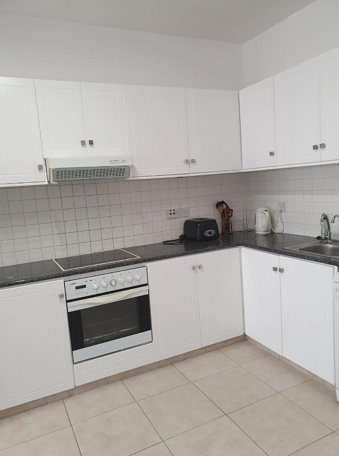 Ferienwohnung Central Gem - 10 Min Walk To The Sea, Harbor And Mall Paphos Exterior foto