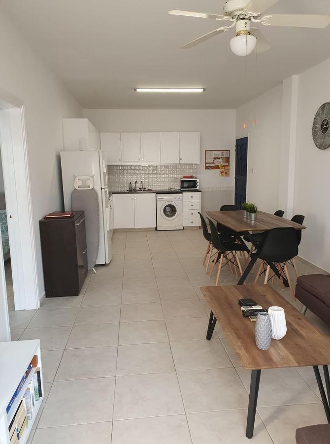 Ferienwohnung Central Gem - 10 Min Walk To The Sea, Harbor And Mall Paphos Exterior foto