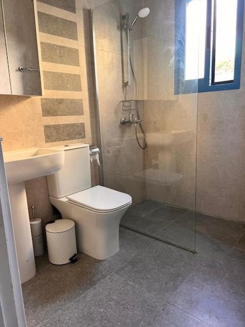 Ferienwohnung Central Gem - 10 Min Walk To The Sea, Harbor And Mall Paphos Exterior foto